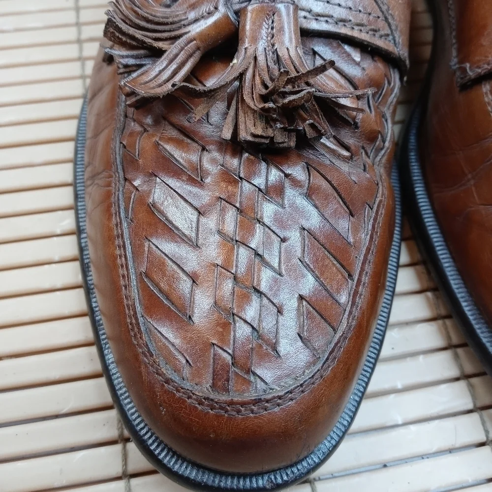 Johnston & Murphy men's woven leather brown tassel loafer sz 10.5M. Made in Ital